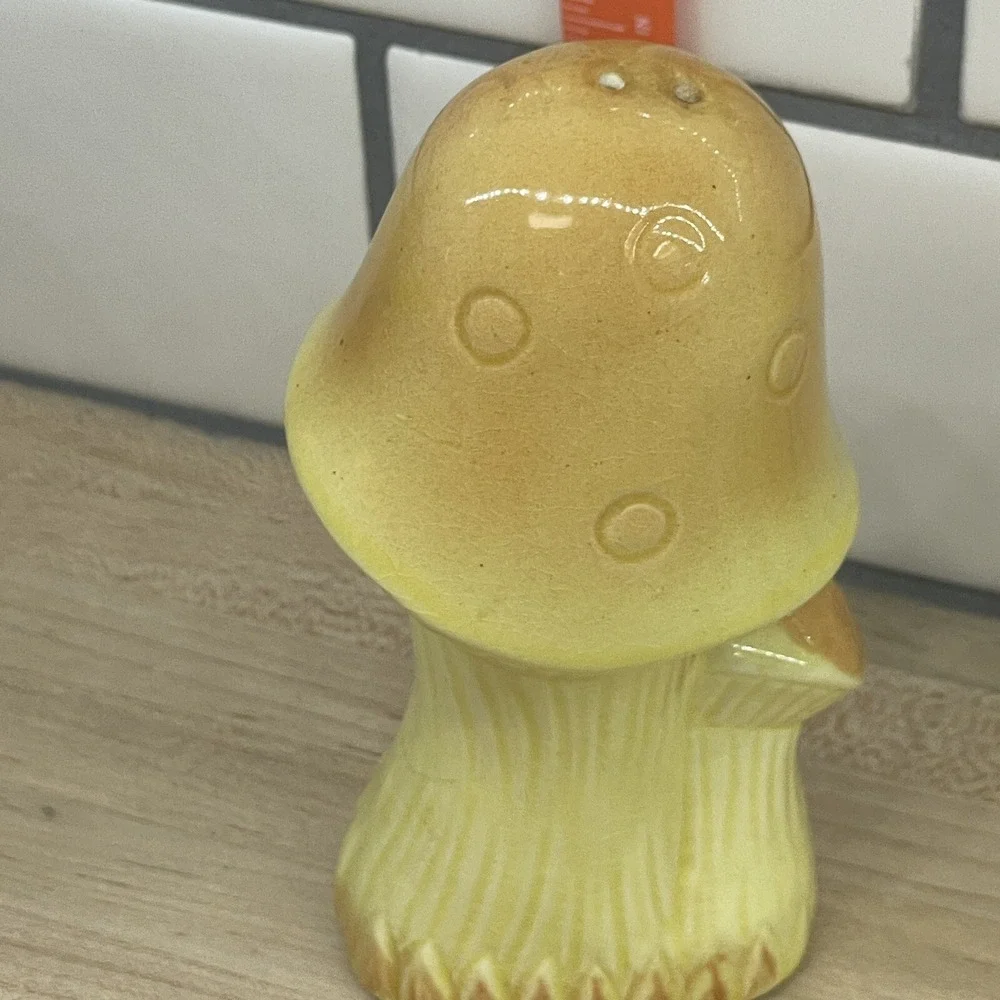 Vintage Mushroom‎ Salt and Pepper Shakers Made in Japan Yellow FLAWS 60s Yellow